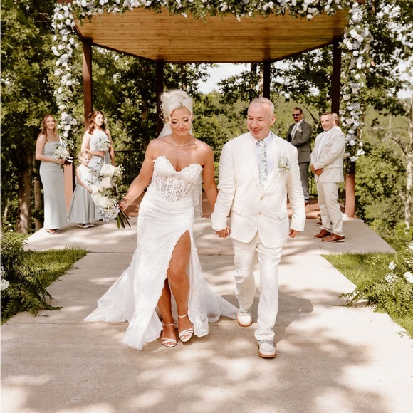 Elegant White Lace Wedding Dress - Picture 5 of 5